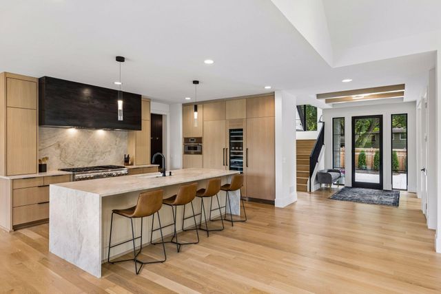 2980 Washta Bay Court, Chanhassen, MN 55331