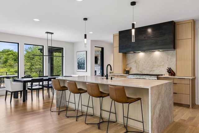 2980 Washta Bay Court, Chanhassen, MN 55331