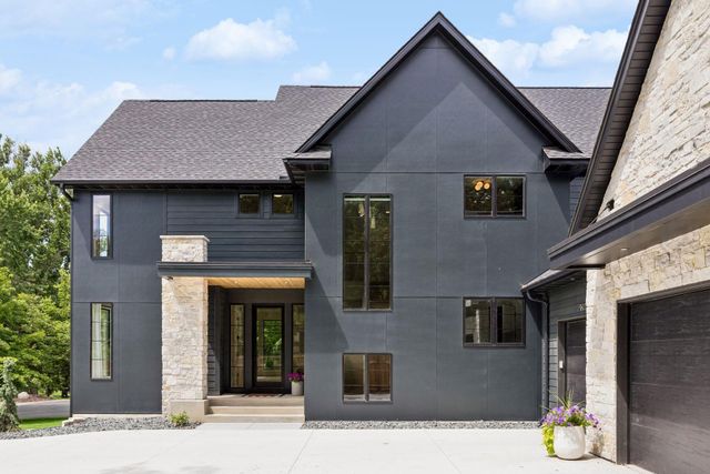 2980 Washta Bay Court, Chanhassen, MN 55331