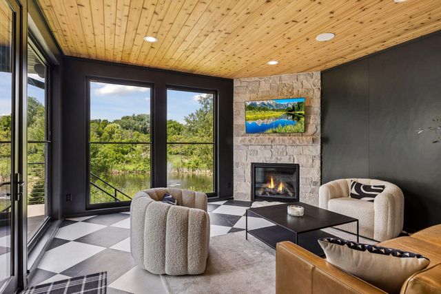 2980 Washta Bay Court, Chanhassen, MN 55331