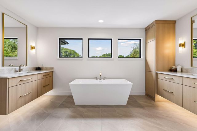2980 Washta Bay Court, Chanhassen, MN 55331