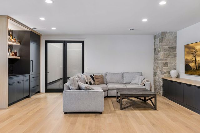 2980 Washta Bay Court, Chanhassen, MN 55331