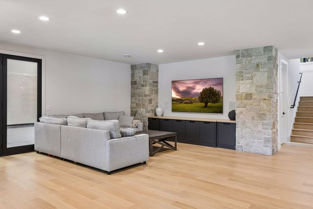 2980 Washta Bay Court, Chanhassen, MN 55331