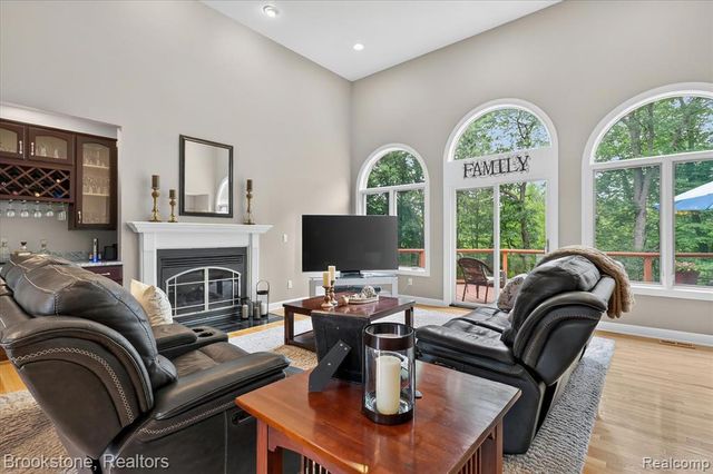 1330 Corey Cove, White Lake, MI 48383