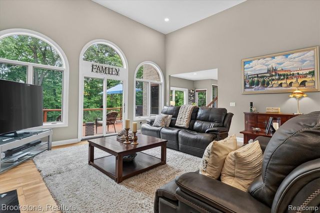 1330 Corey Cove, White Lake, MI 48383