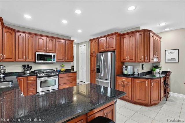 1330 Corey Cove, White Lake, MI 48383