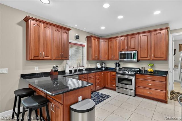 1330 Corey Cove, White Lake, MI 48383