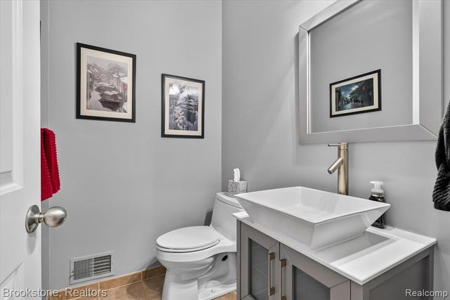 1330 Corey Cove, White Lake, MI 48383