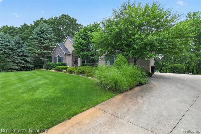 1330 Corey Cove, White Lake, MI 48383