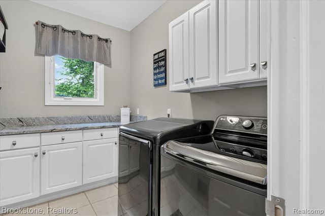 1330 Corey Cove, White Lake, MI 48383