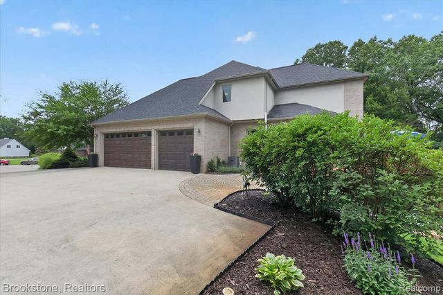 1330 Corey Cove, White Lake, MI 48383