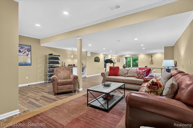 1330 Corey Cove, White Lake, MI 48383