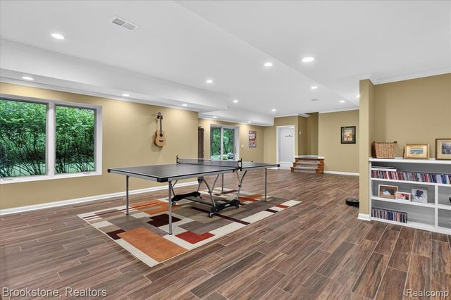 1330 Corey Cove, White Lake, MI 48383