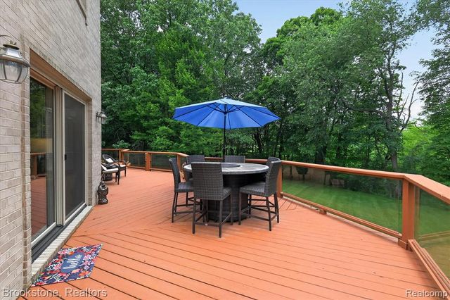 1330 Corey Cove, White Lake, MI 48383