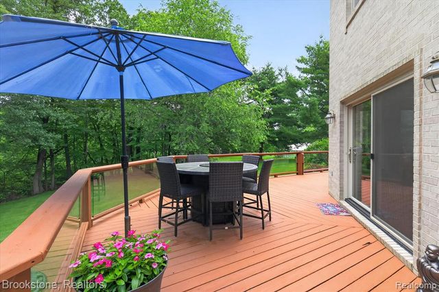 1330 Corey Cove, White Lake, MI 48383