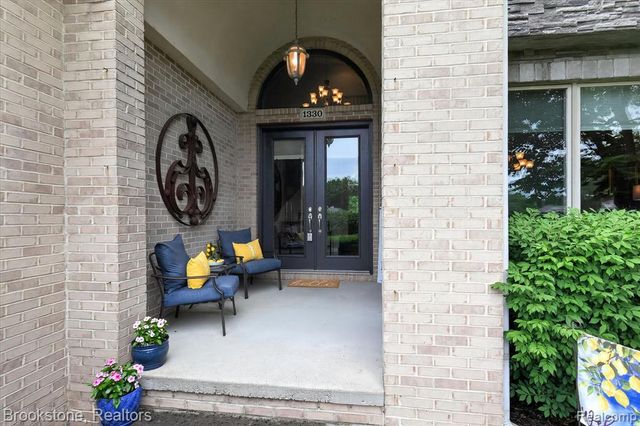 1330 Corey Cove, White Lake, MI 48383