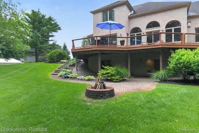 1330 Corey Cove, White Lake, MI 48383