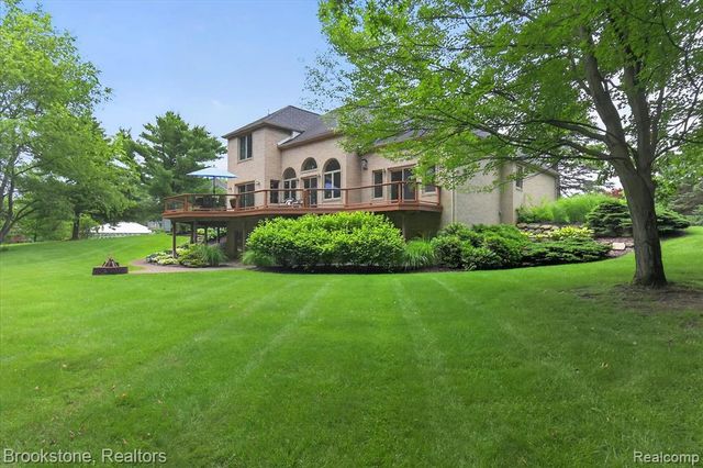 1330 Corey Cove, White Lake, MI 48383