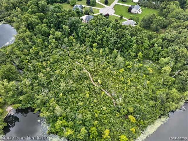 1330 Corey Cove, White Lake, MI 48383