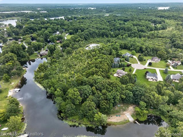 1330 Corey Cove, White Lake, MI 48383