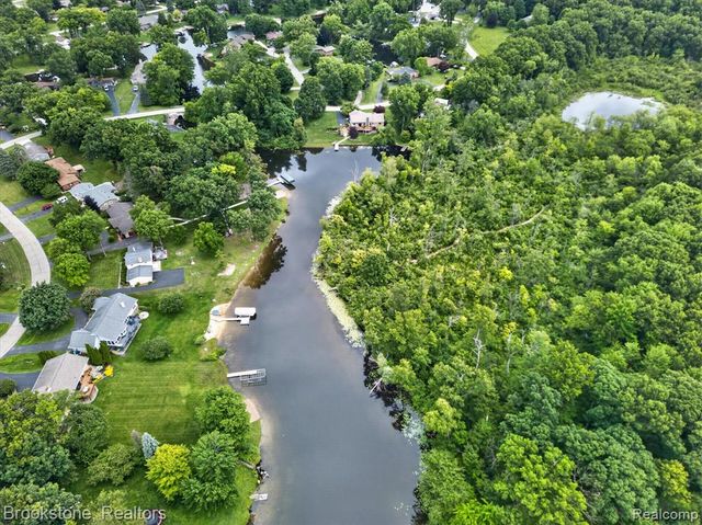 1330 Corey Cove, White Lake, MI 48383