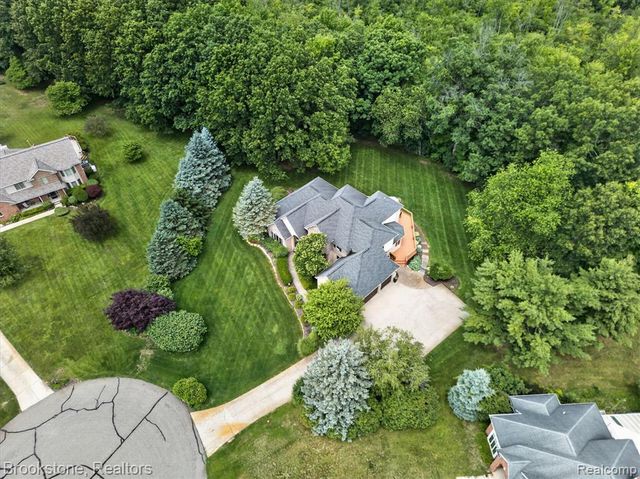 1330 Corey Cove, White Lake, MI 48383