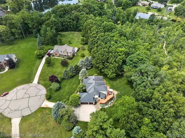 1330 Corey Cove, White Lake, MI 48383