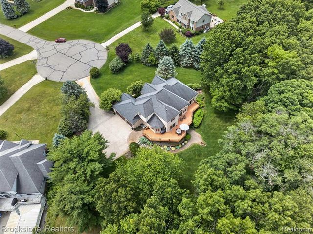 1330 Corey Cove, White Lake, MI 48383
