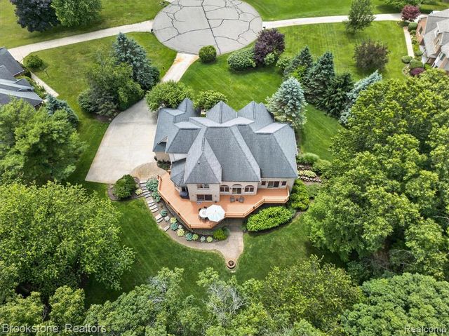 1330 Corey Cove, White Lake, MI 48383