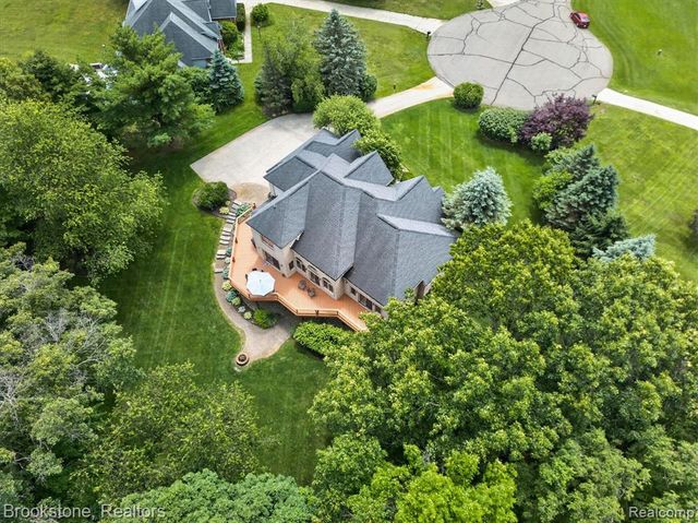 1330 Corey Cove, White Lake, MI 48383
