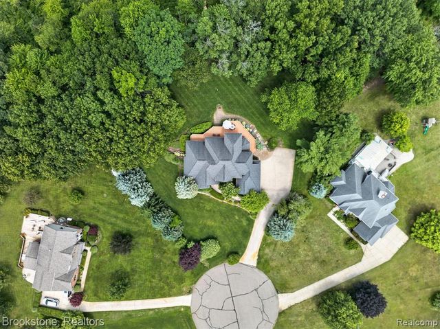 1330 Corey Cove, White Lake, MI 48383