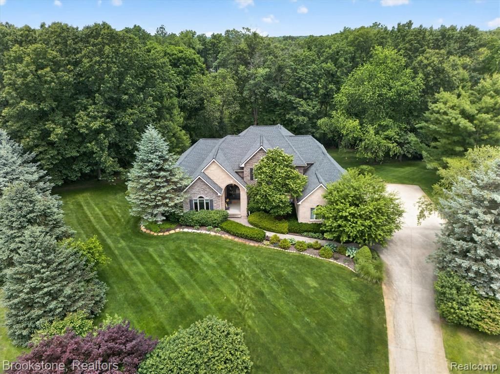 1330 Corey Cove, White Lake, MI 48383