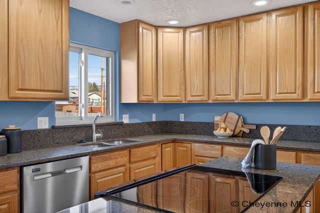 222 PRAIRIE HILLS DR, Cheyenne, WY 82009