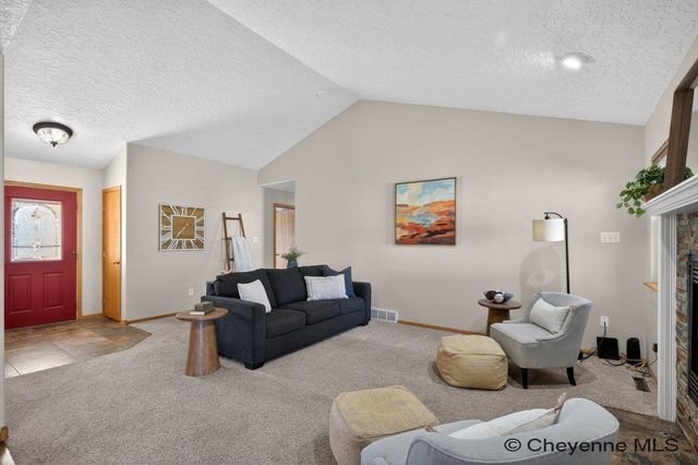 222 PRAIRIE HILLS DR, Cheyenne, WY 82009