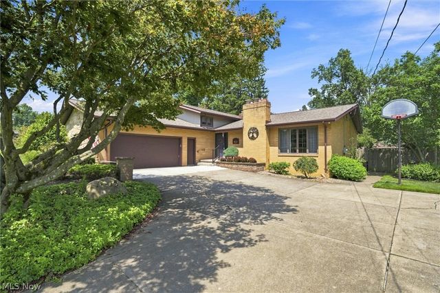 1451 Doncaster Drive, Youngstown, OH 44511