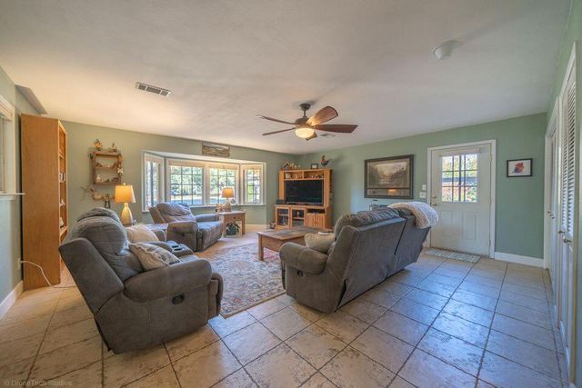 17039 Jay Dee Lane, Anderson, CA 96007