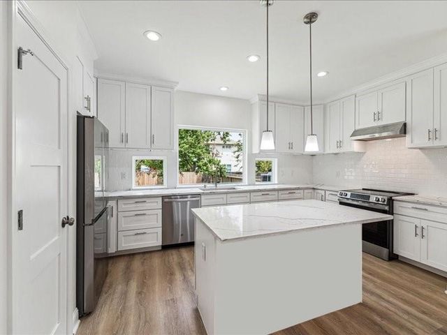 915 E 37th Street, Houston, TX 77022