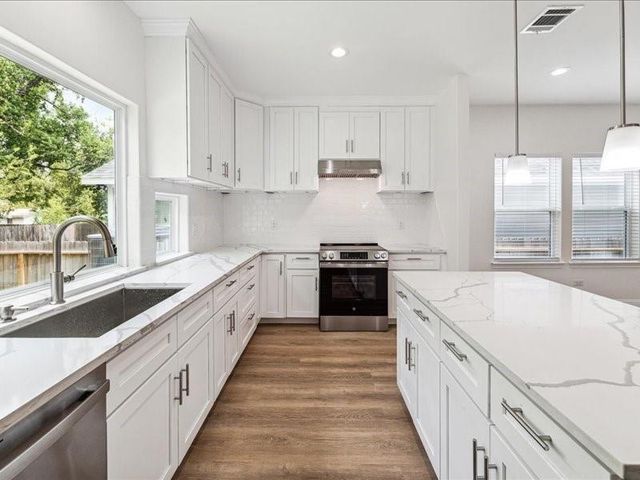 915 E 37th Street, Houston, TX 77022