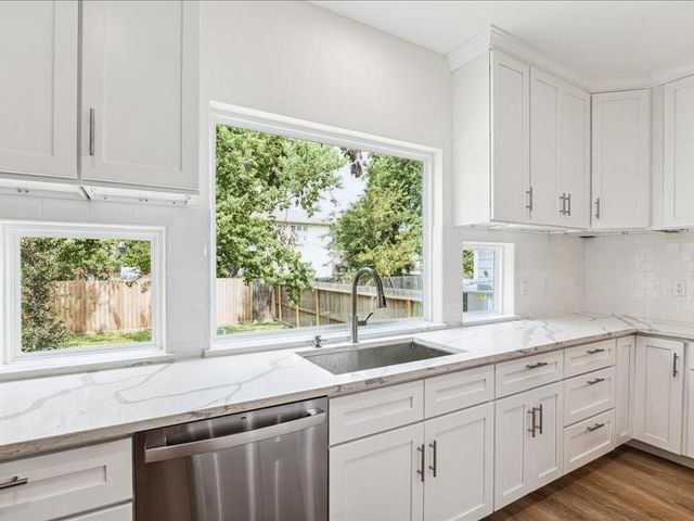 915 E 37th Street, Houston, TX 77022