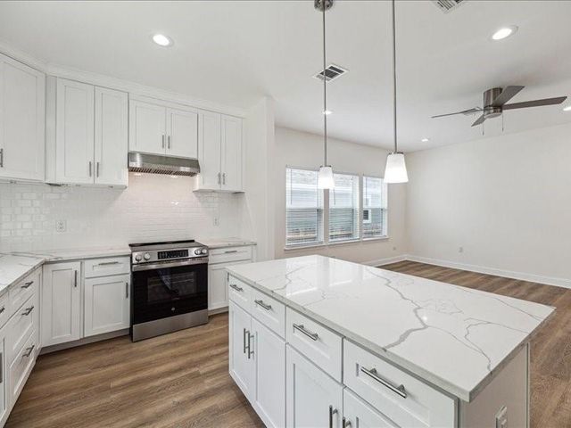 915 E 37th Street, Houston, TX 77022