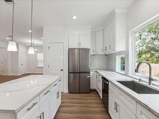 915 E 37th Street, Houston, TX 77022