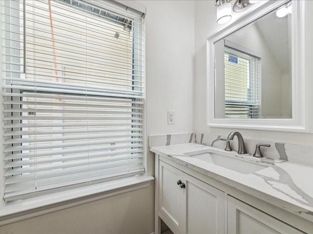 915 E 37th Street, Houston, TX 77022