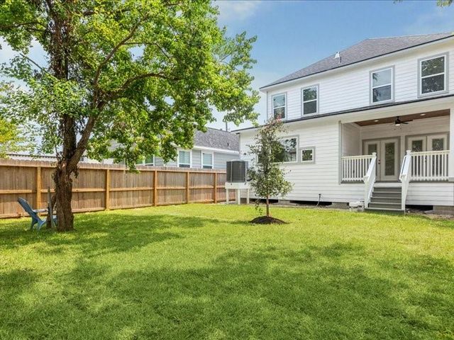 915 E 37th Street, Houston, TX 77022