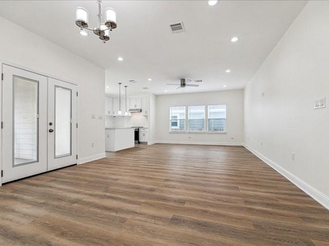 915 E 37th Street, Houston, TX 77022