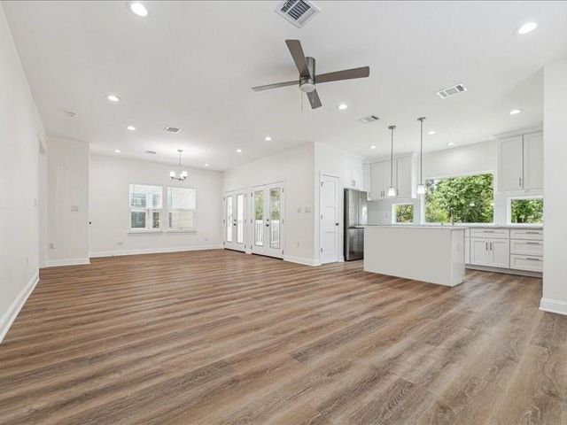 915 E 37th Street, Houston, TX 77022