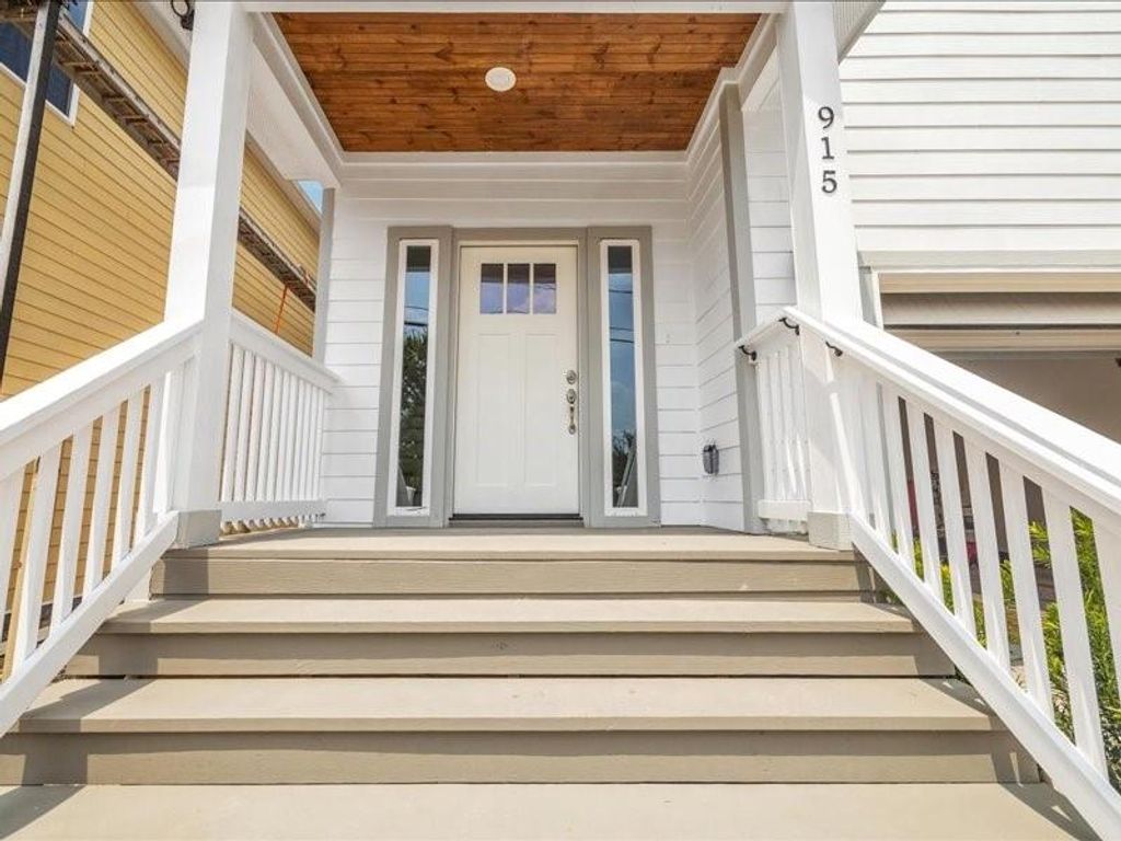 915 E 37th Street, Houston, TX 77022