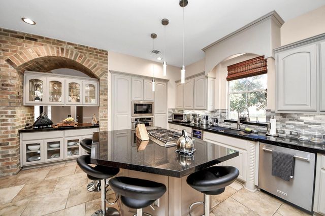 6 E Matisse Meadow Court, The Woodlands, TX 77382