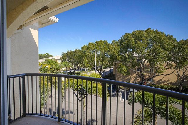 100 Crestwood Court N 113, Royal Palm Beach, FL 33411