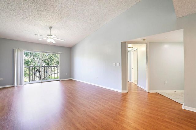 100 Crestwood Court N 113, Royal Palm Beach, FL 33411