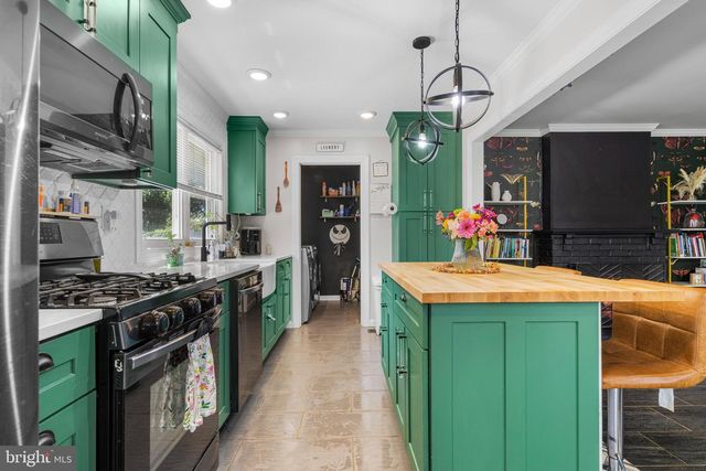 4 AINSWORTH LN, Sicklerville, NJ 08081